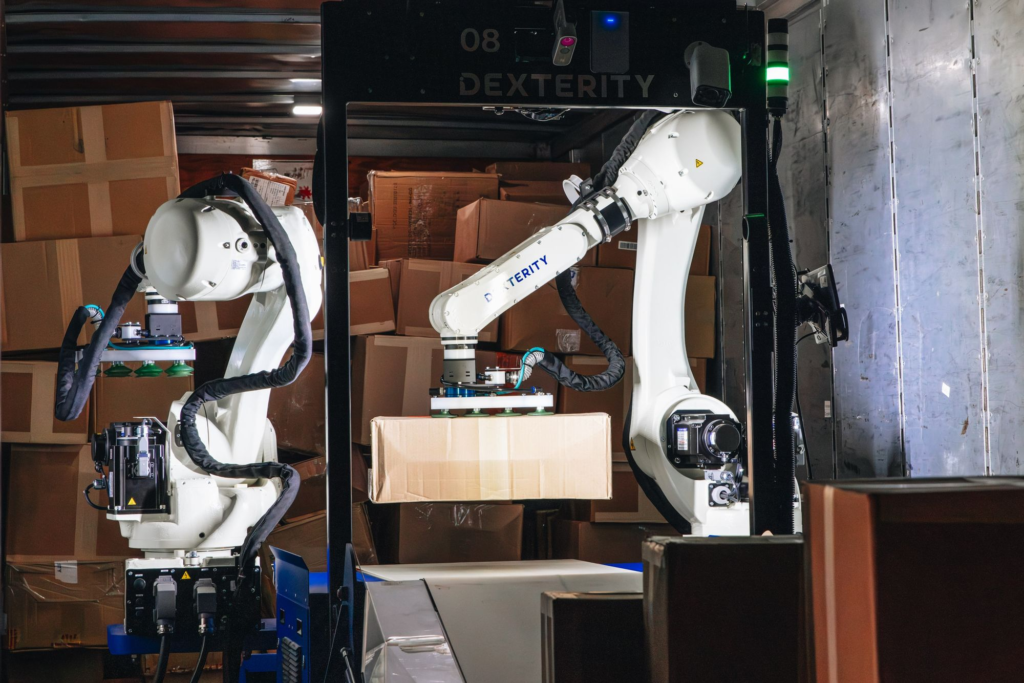 FedEx and Dexterity collaborate: AI robot DexR optimizes loading operations in trucks